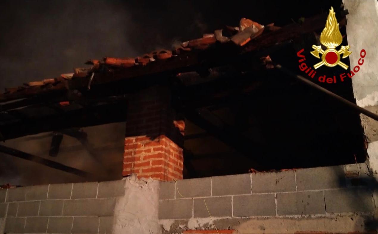 Incendio in Corso Randaccio: tetto distrutto