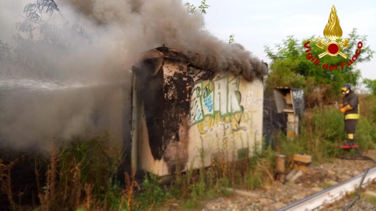 Linea Vercelli-Mortara chiusa per incendio cabina