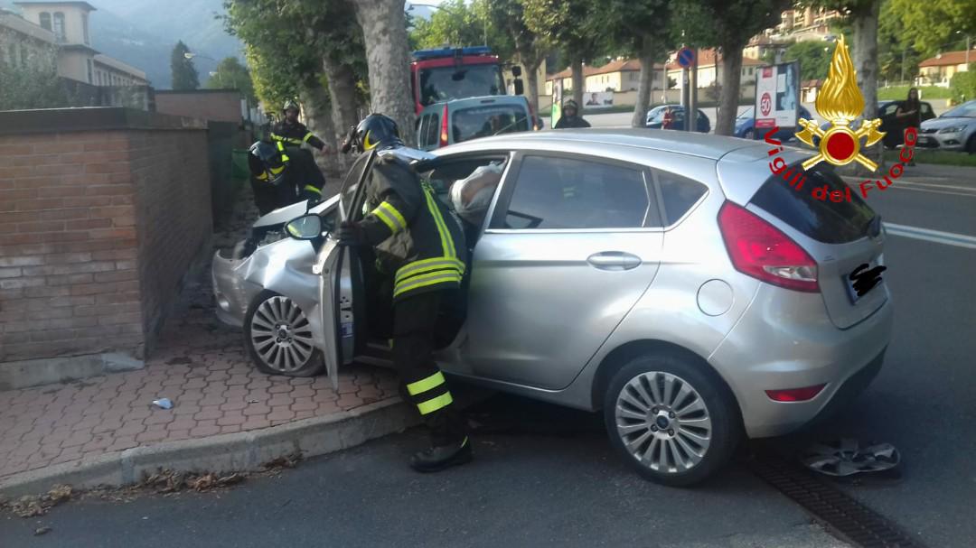 Finisce contro un muro con l’auto