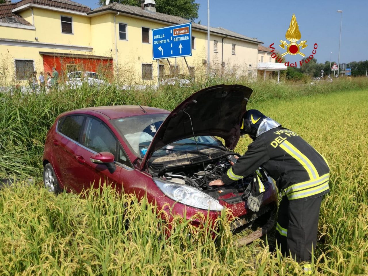Quinto Vercellese: perde il controllo al bivio Valsesia