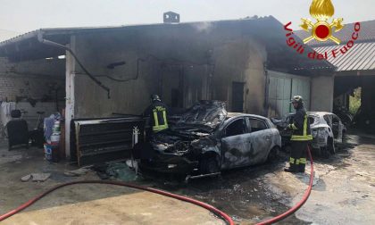 Tronzano: auto in fiamme in un cortile