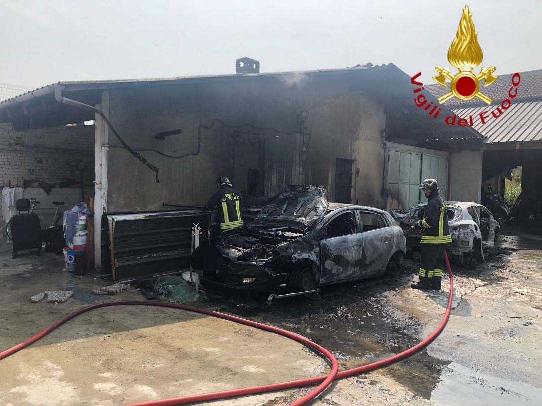 Tronzano: auto in fiamme in un cortile
