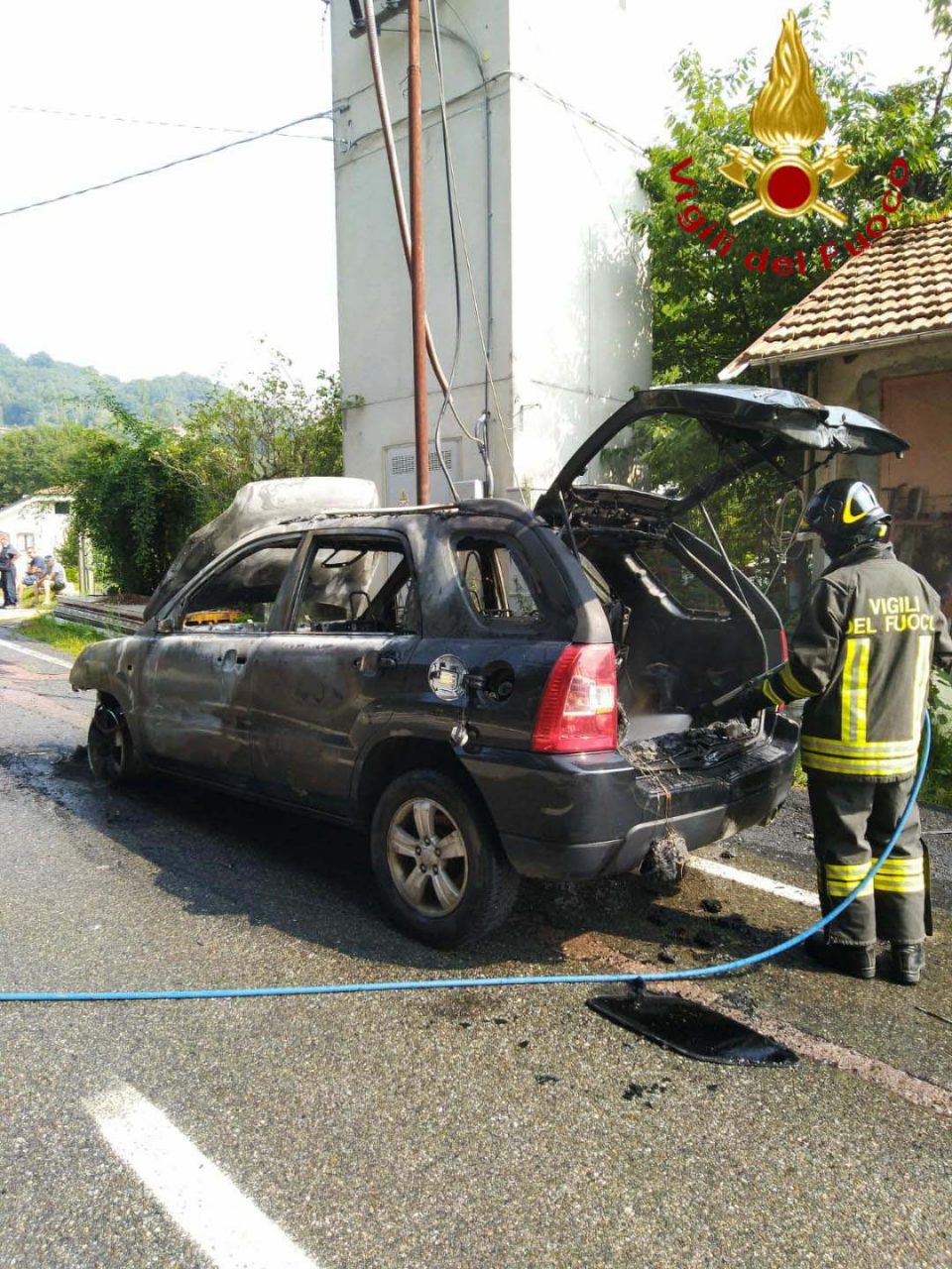 Auto in fiamme sulla provinciale 77