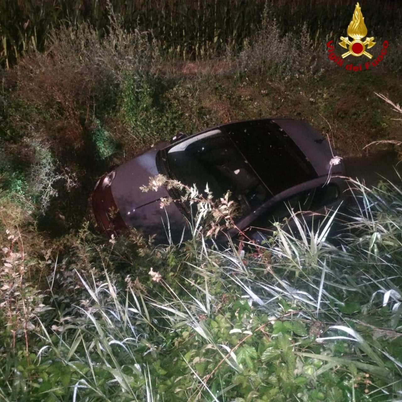 Guidatore incastrato nell’auto finita nel canale