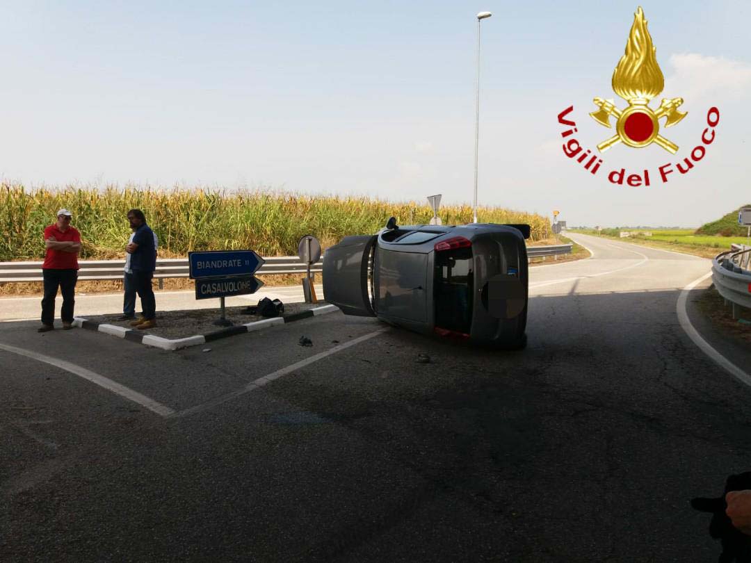 Auto ribaltata allo svincolo Villata/Biandrate