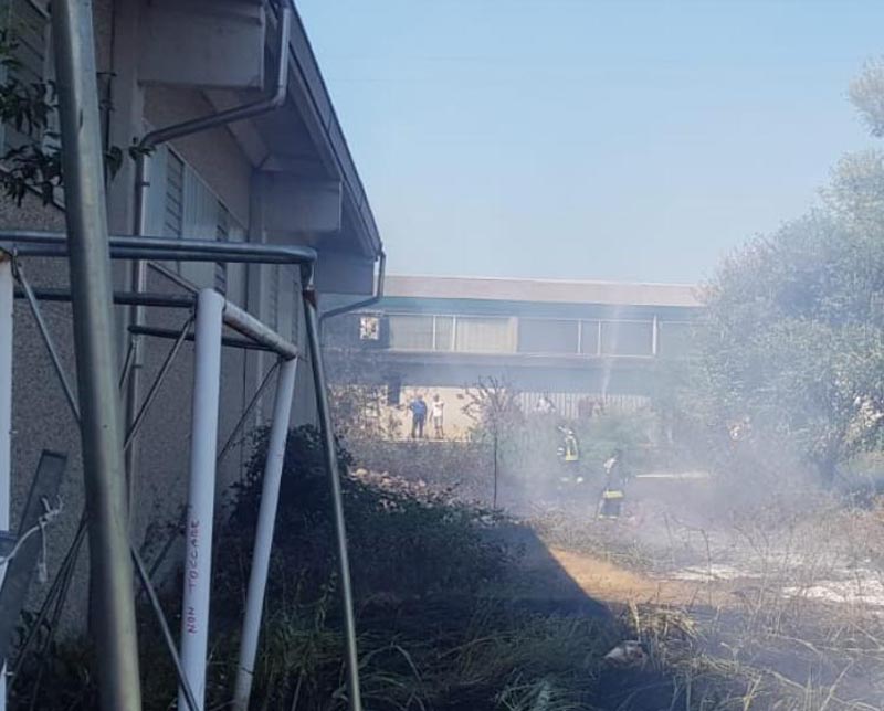 Incendio vegetazione in area industriale di Trino