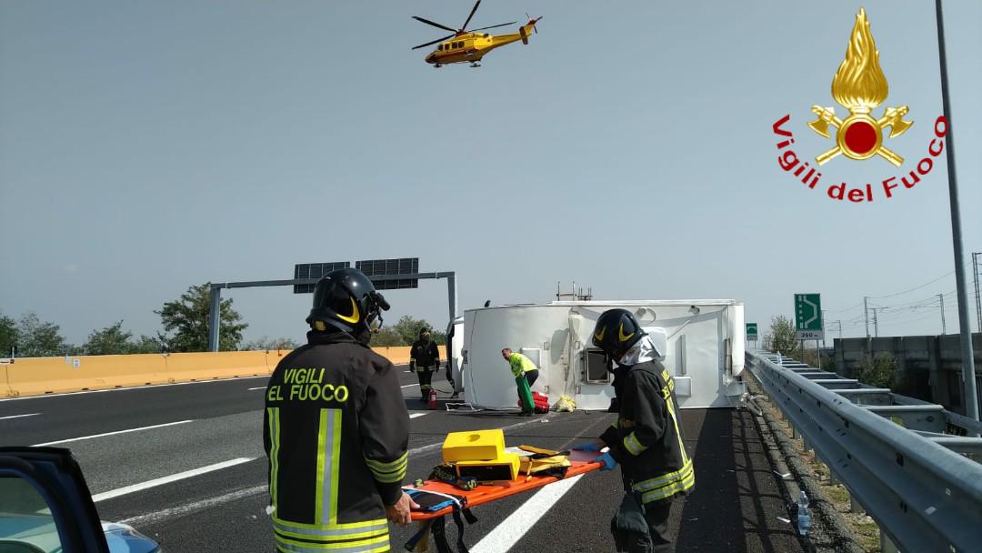 Camper ribaltato: tre feriti nell’incidente