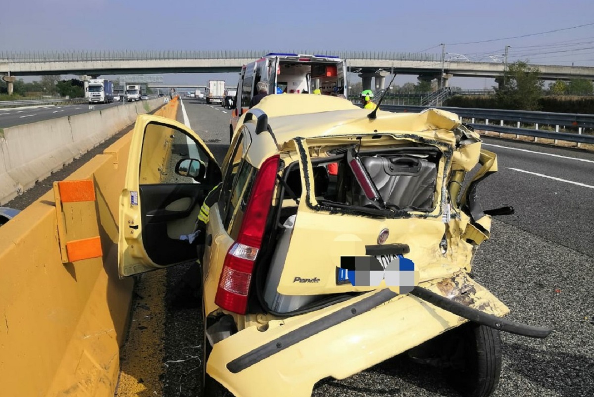Schianto in autostrada: famiglia all’ospedale