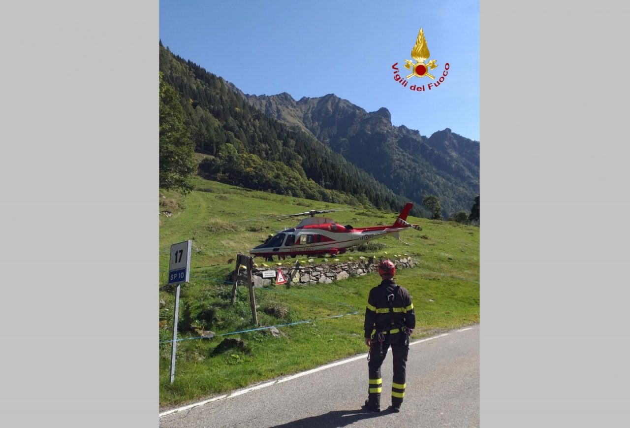Bovino ferito: i vigili del fuoco al lavoro in montagna