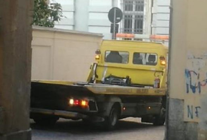 Divieto di sosta in via Gallardi: il caso