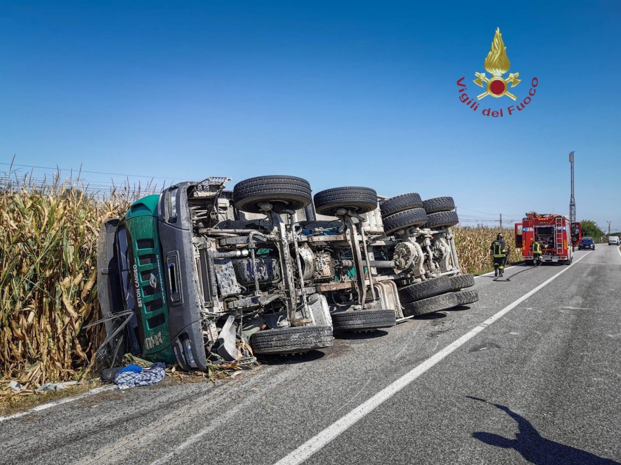 Betoniera rovesciata sulla strada per Bianzè