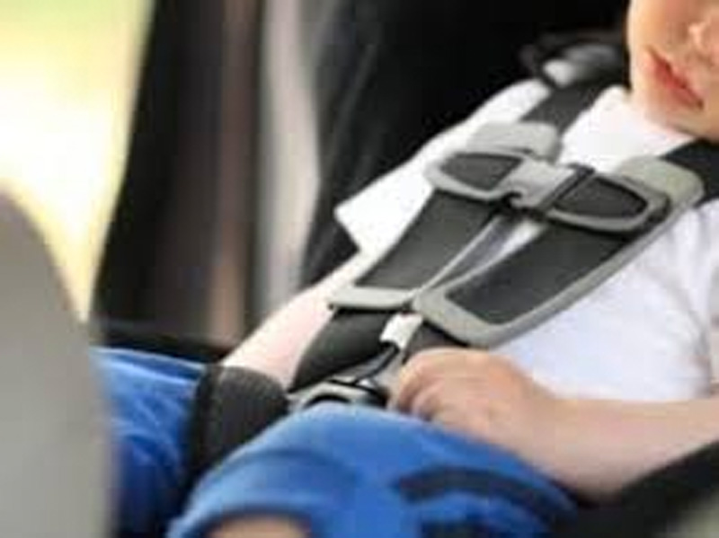 Bimbi dimenticati in auto, un’altra tragedia: come prevenire