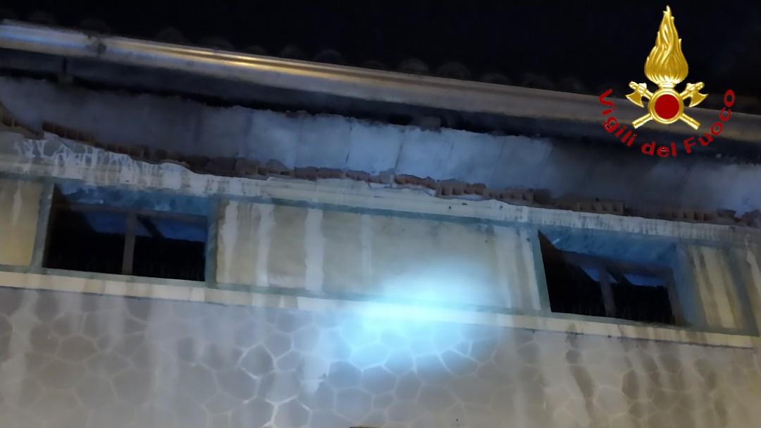 Crolla cornicione da un palazzo a Livorno Ferraris
