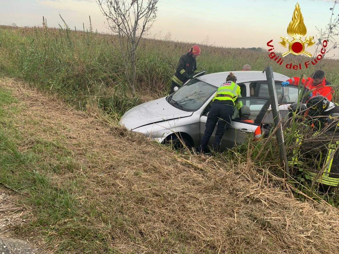 Auto nel fosso: un ferito all’ospedale