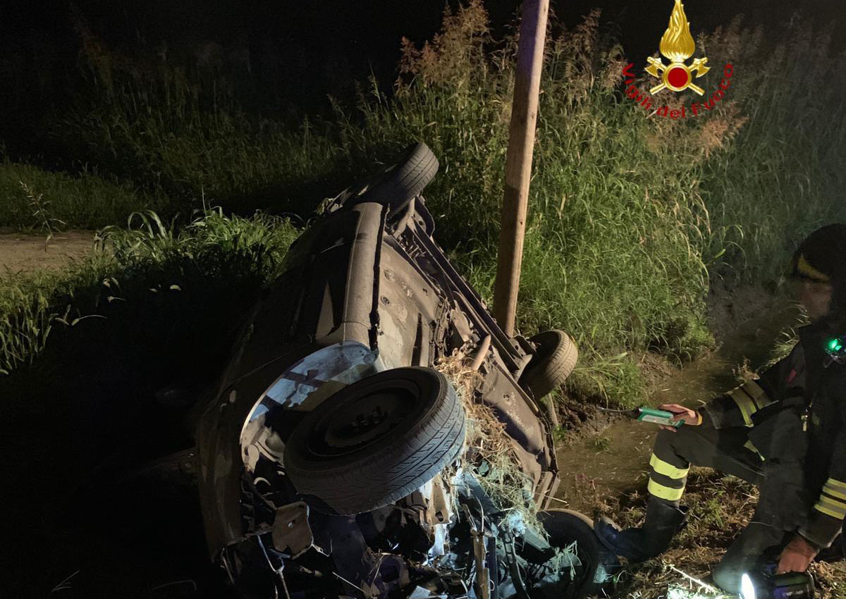 Auto si ribalta nella notte: feriti all’ospedale
