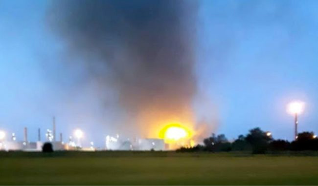 Raffineria Eni di Sannazzaro: uno scoppio, poi le fiamme
