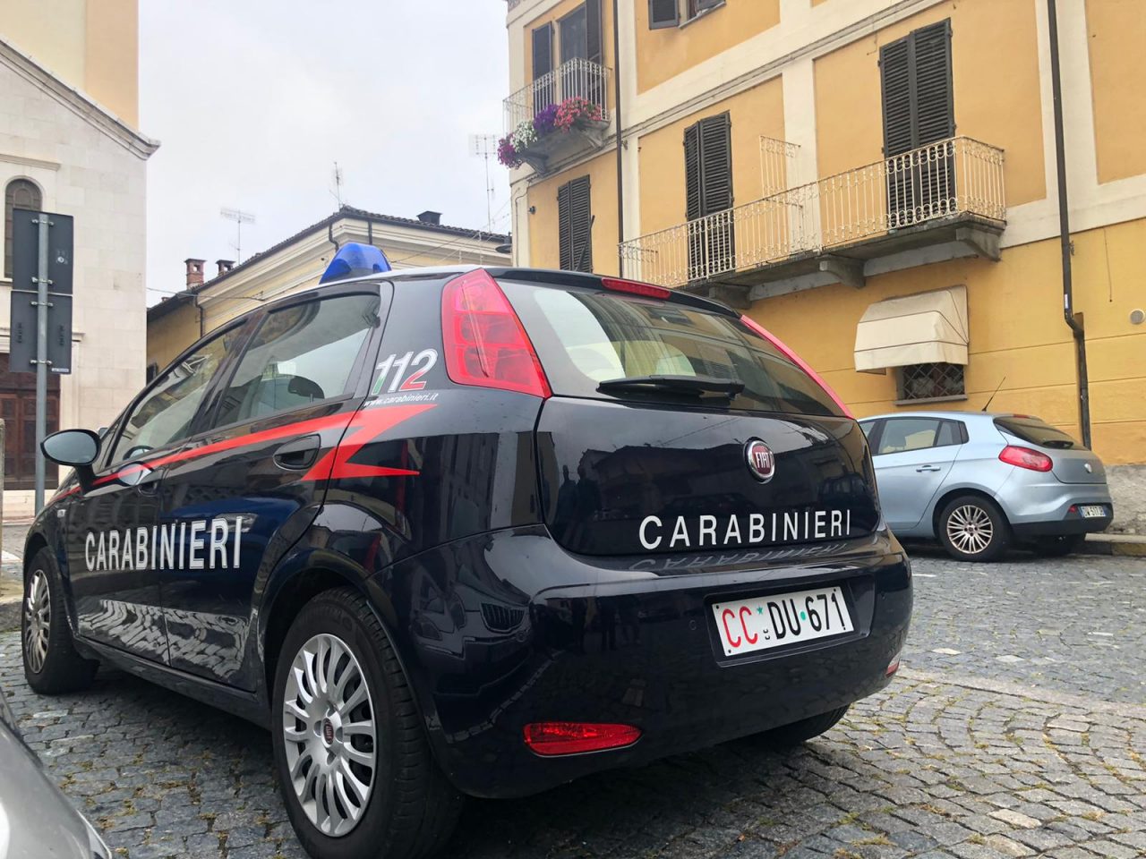 Uomo trovato senza vita in piazza: qualcuno lo aveva già coperto prima di lanciare l’allarme