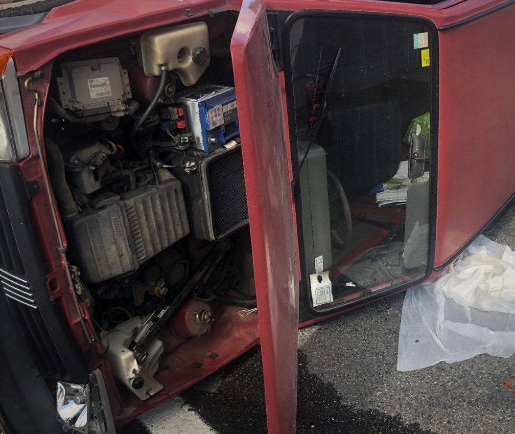 Incastrata nell’auto ribaltata: donna 53enne ferita