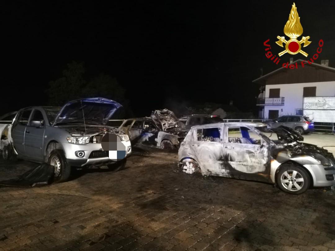 Auto in fiamme nel parcheggio