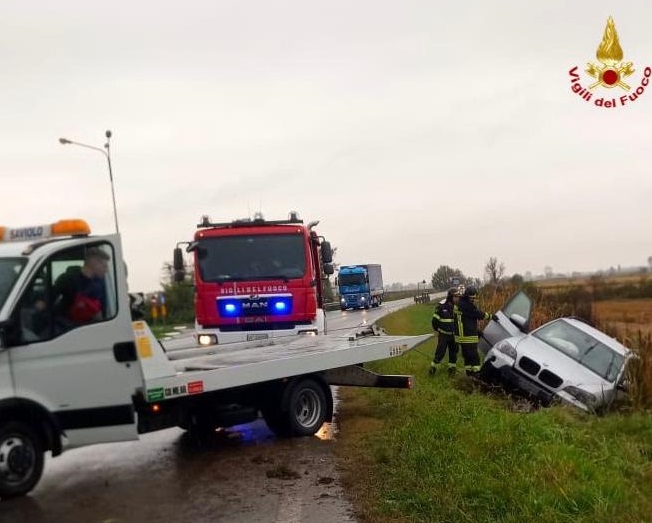 Auto fuori strada: un ferito