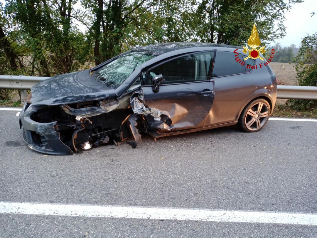 Scontro frontale: auto distrutte, feriti non gravi