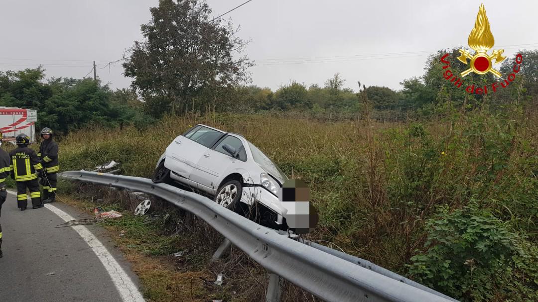 Auto fuori strada tra Cigliano e Rondissone