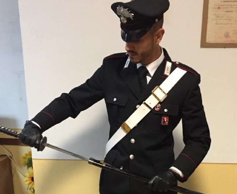 Picchia amico per derubarlo e in casa aveva una katana