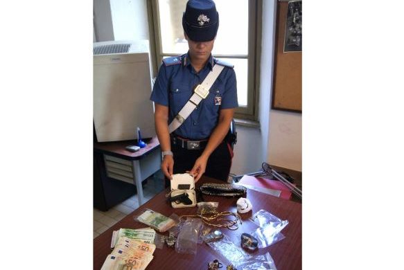 Sinti vercellese arrestato con oro, 33.000 euro e una pistola