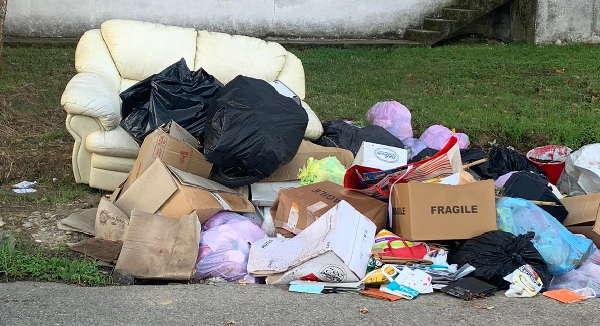 Discarica all’Isola: una montagna di rifiuti