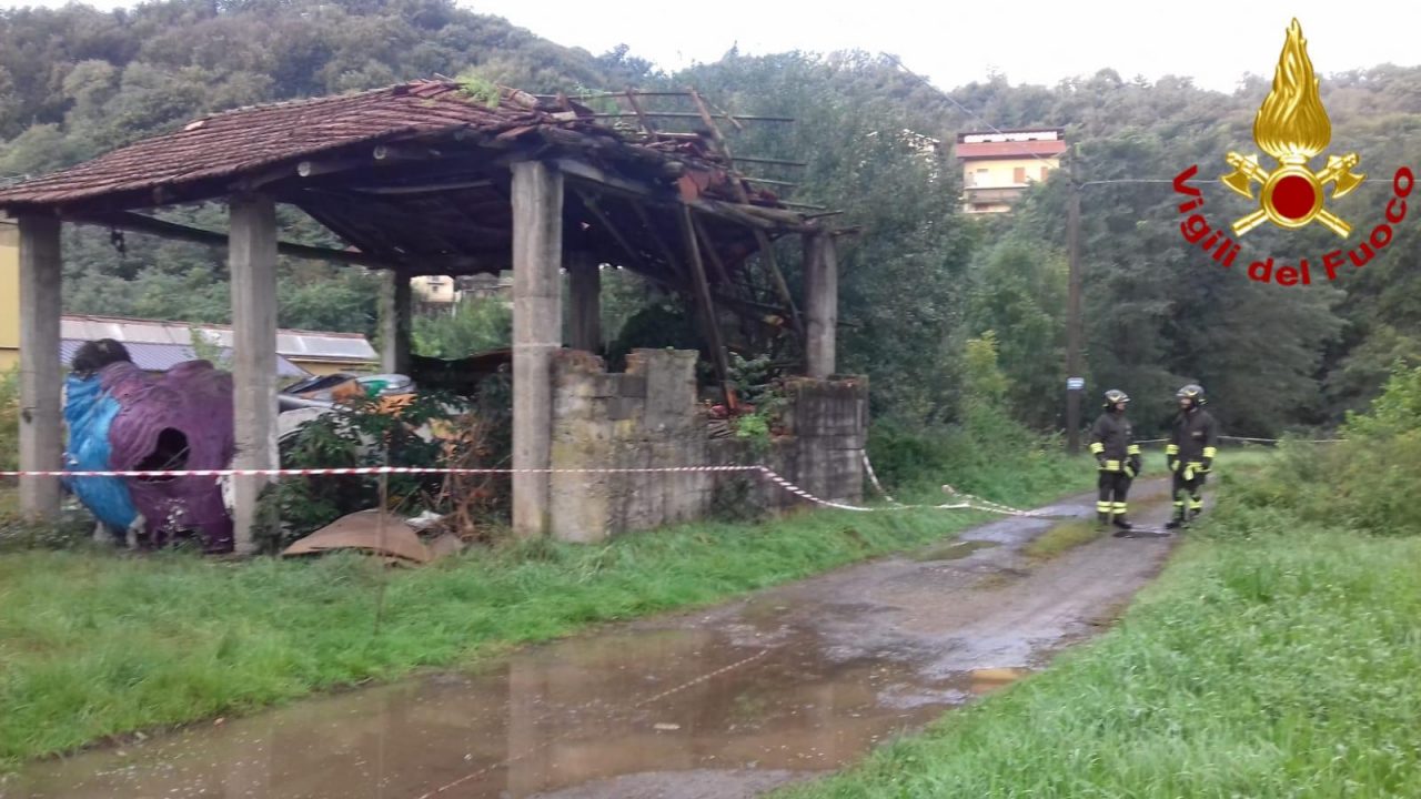 Tettoia crollata: messa in sicurezza dai Vigili del Fuoco