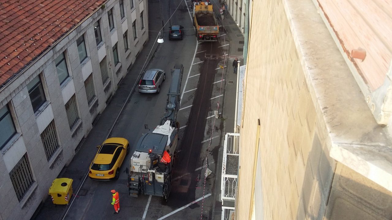 Via Balbo: soldi sprecati e asfalto massacrato