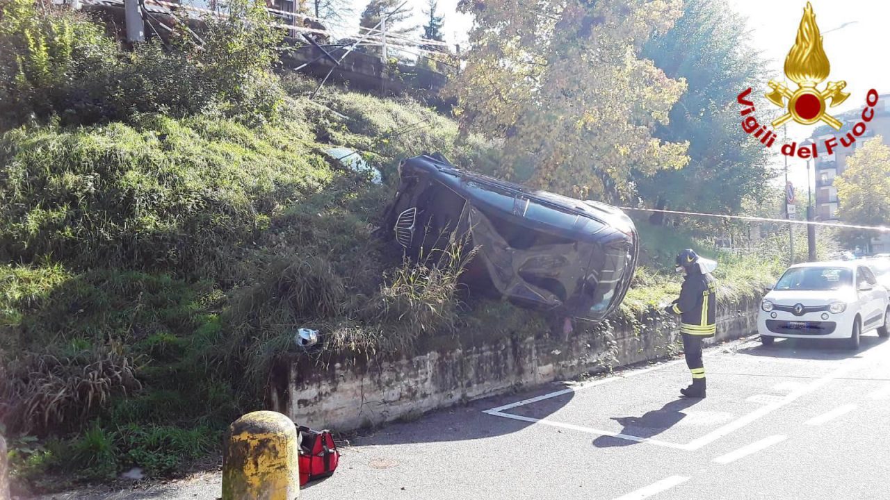 Borgosesia: auto si ribalta sul pendio