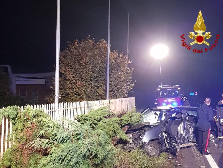 Auto fuori strada: donna incastrata nelle lamiere