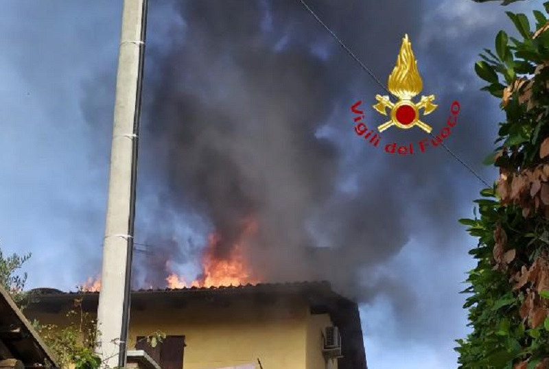 Incendio tetto: intervento a Verrua dei Vigili del Fuoco di Livorno Ferraris