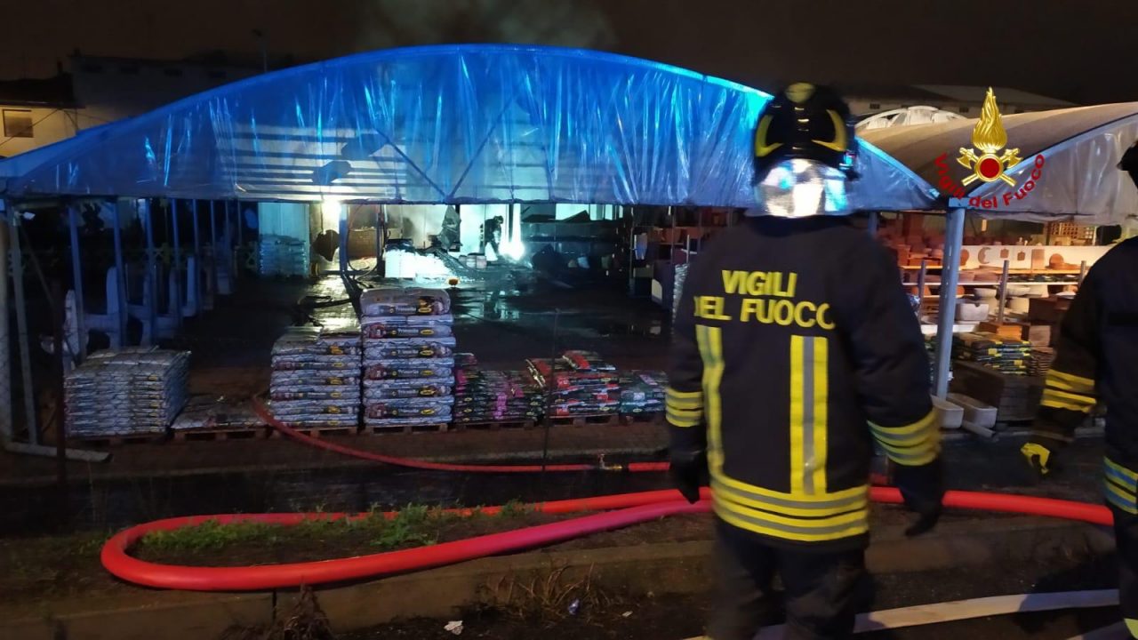 Fiamme al Green House: serre devastate in Corso Salamano