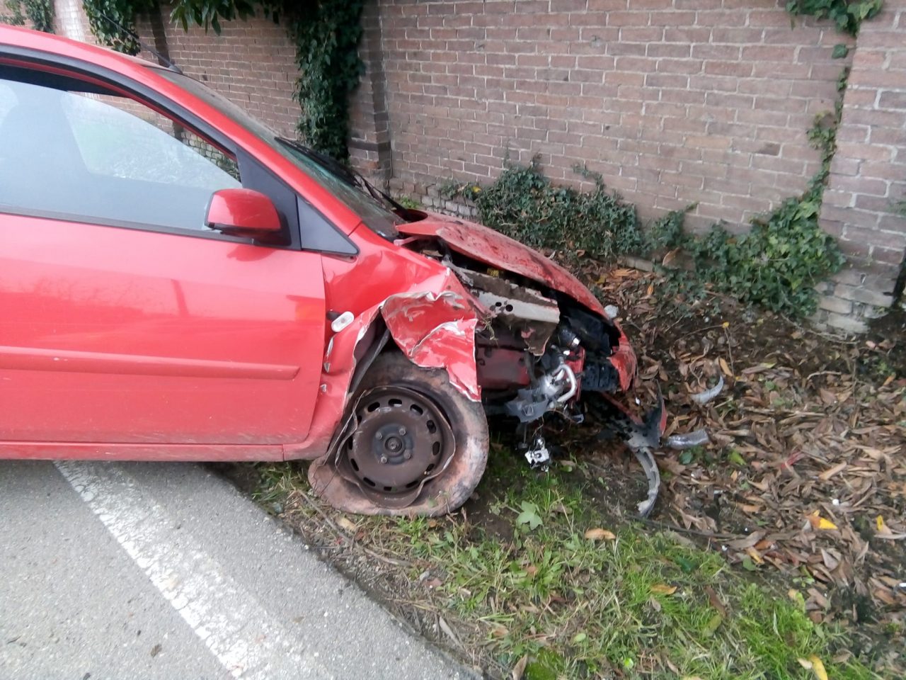 Auto fuori strada: il conducente soccorso dal 118