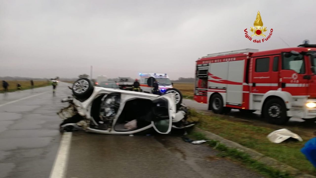 Auto capottata e un ferito a Busonengo