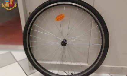 Stacca ruota da bici per rubarla: denunciato 77enne