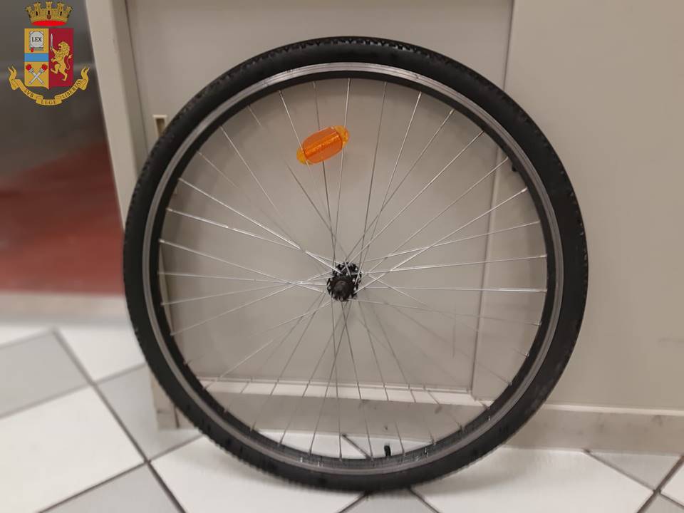 Stacca ruota da bici per rubarla: denunciato 77enne