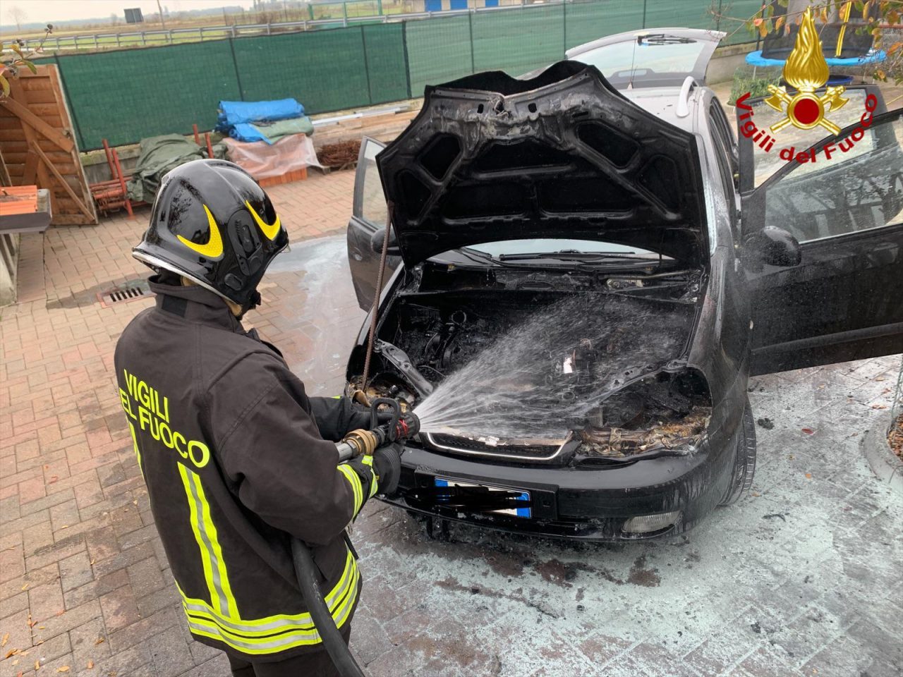 Auto va a fuoco a Tronzano