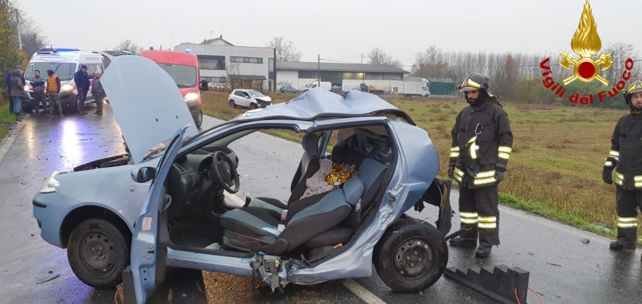 Auto distrutta e donna incastrata in incidente sulla provinciale 590