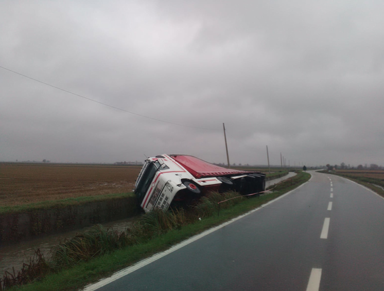 Il mistero del camion fuori strada a Crova