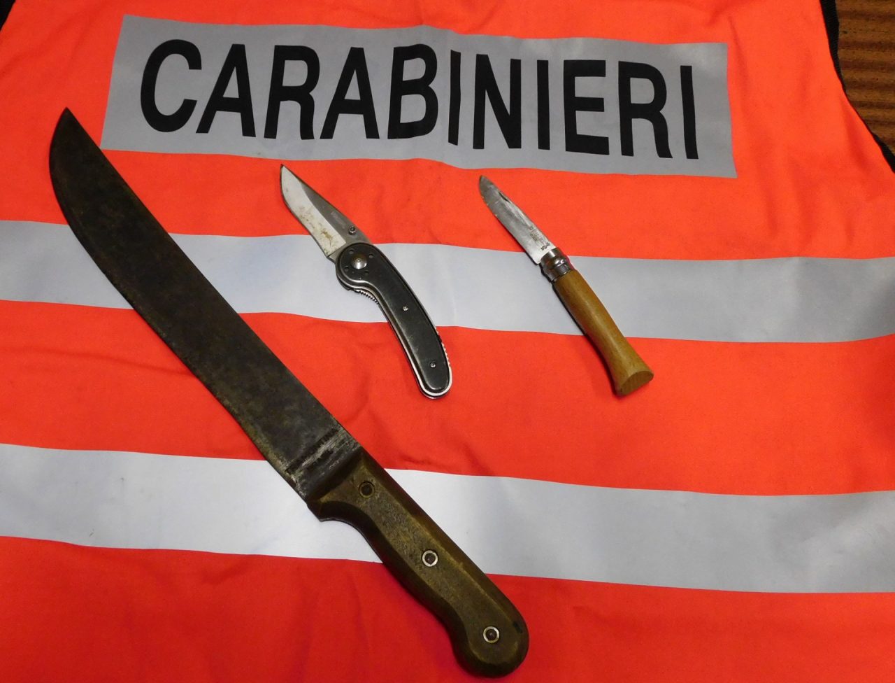 Deferiti per possesso di coltelli
