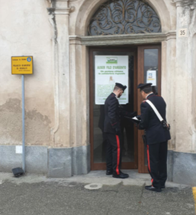 Trino: danneggiano e occupano abusivamente un alloggio