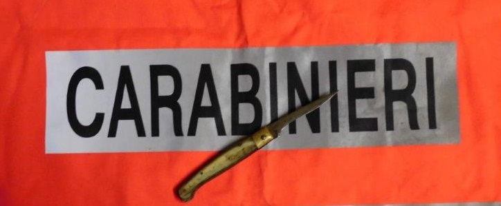 Guida l’auto sequestrata e senza assicurazione ed aveva pure un coltello illegale