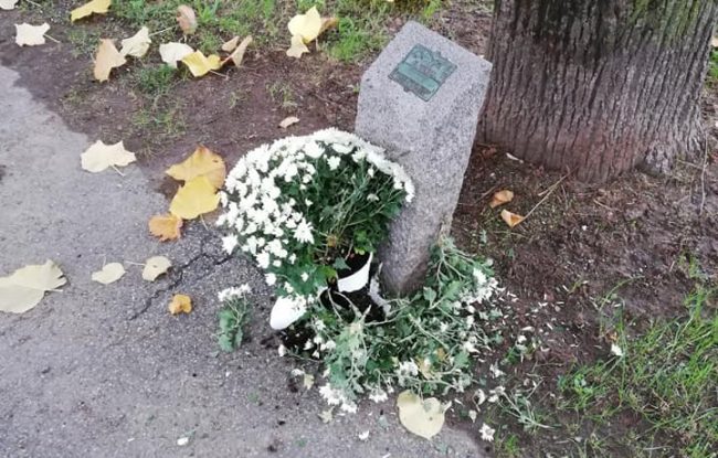 Vandali al cimitero: indignazione a Cigliano