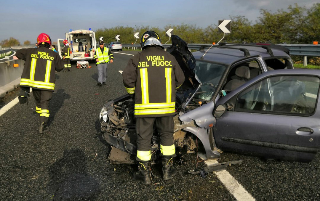 Schianto in autostrada: una ragazza ferita