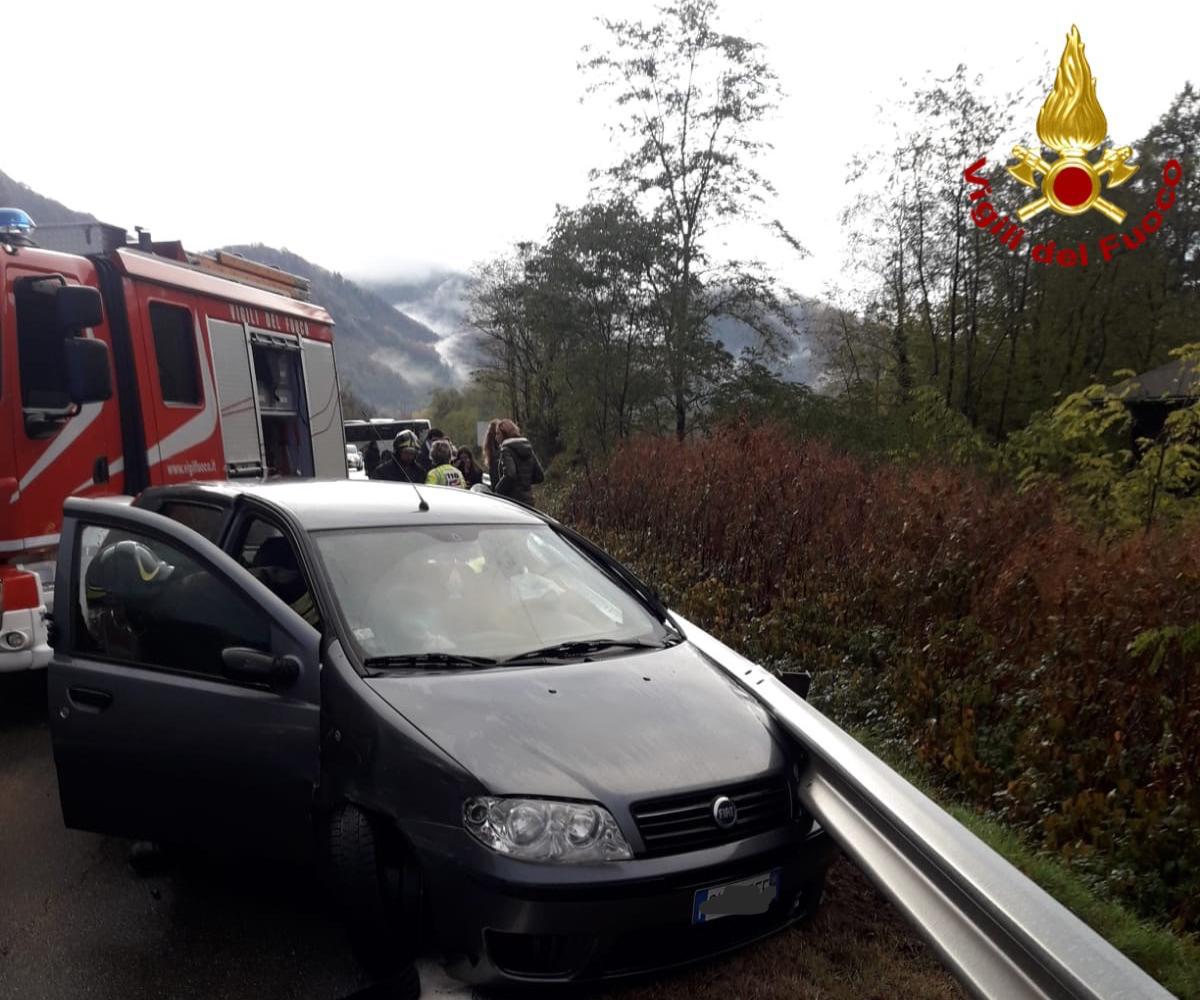 Si schianta contro auto della polizia: due feriti, tre vetture coinvolte
