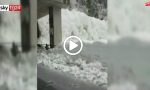 La frana di neve sembra una cascata VIDEO