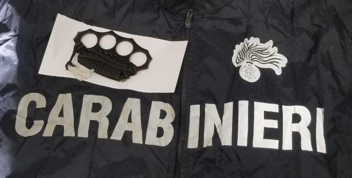 Clochard denunciato: girava con tirapugni
